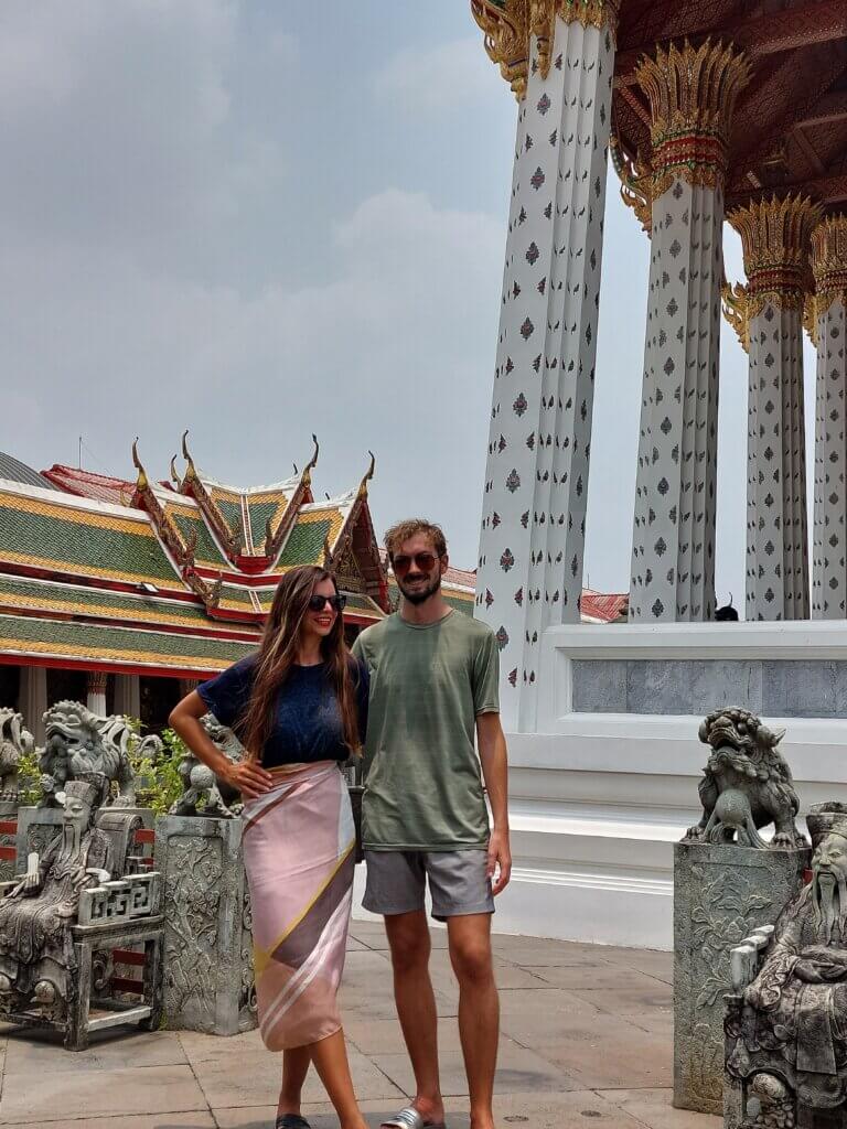 Mirka and Daniel in the grounds of the Wat Arun temple