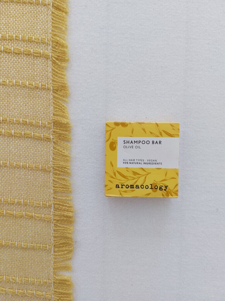 Shampoo bar box saying 93% natural ingredients