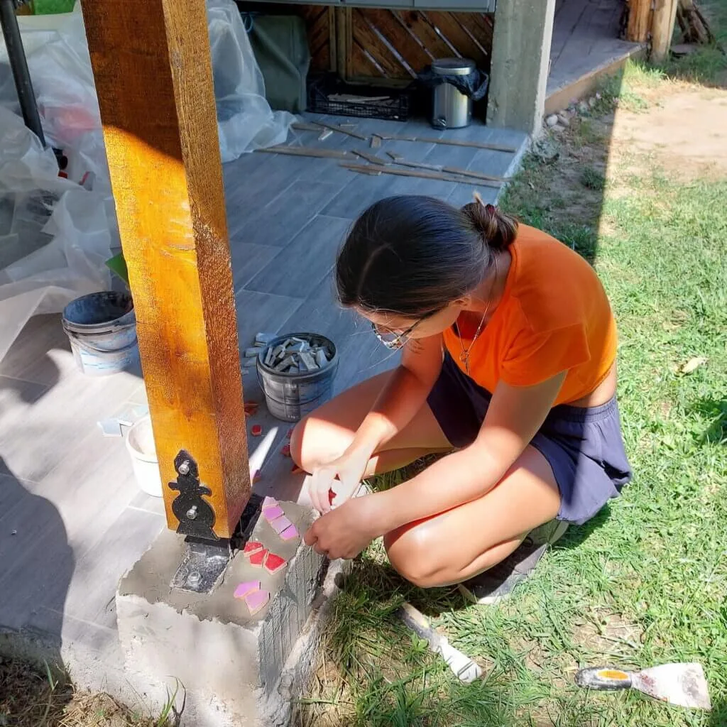 Home 5 Mirka building a mosaic on a column