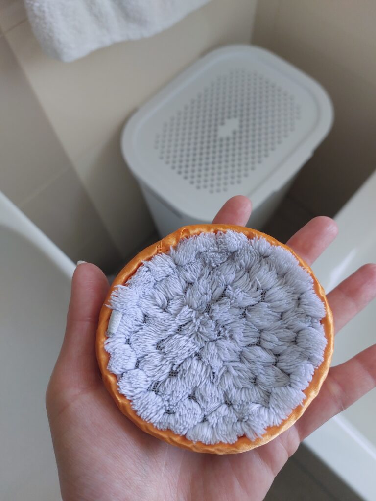 Round makeup remover cloth