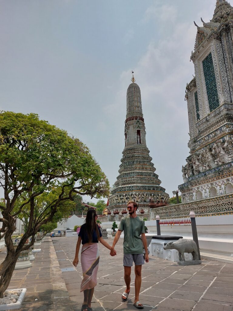 Mirka and Daniel walking in Wat Arun