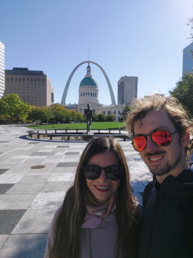 Mirka and Daniel posing with the Gateway Arch behind them