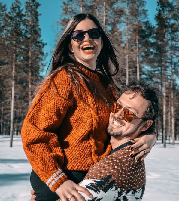 Consultancy call landing page 1 Mirka and Daniel laughing in Lapland