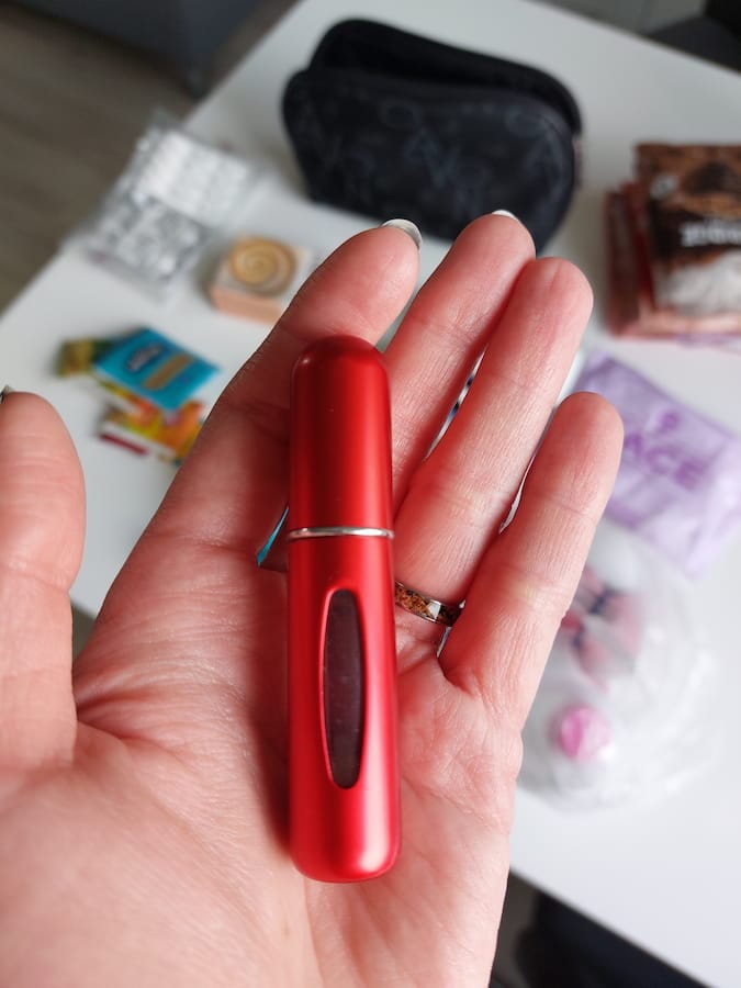 Small refillable perfume atomiser 