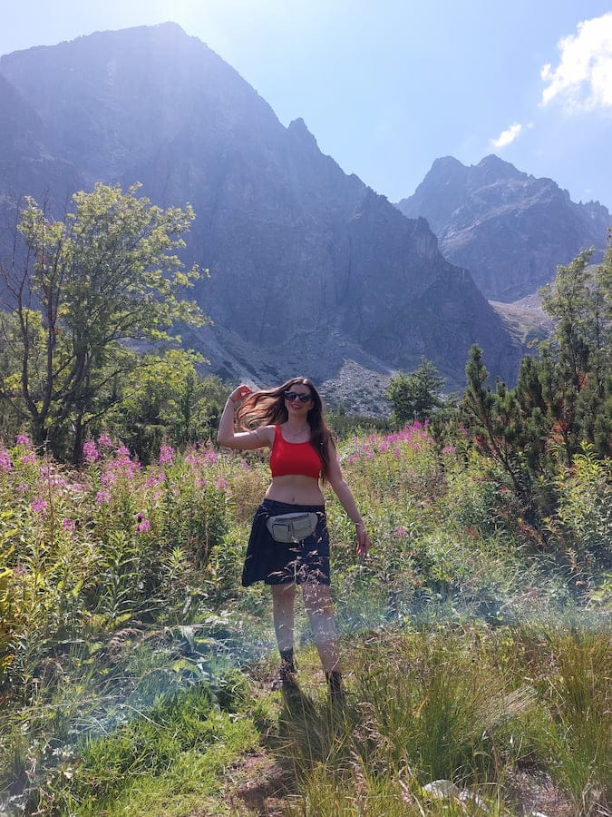 Mirka posing in front of mountains