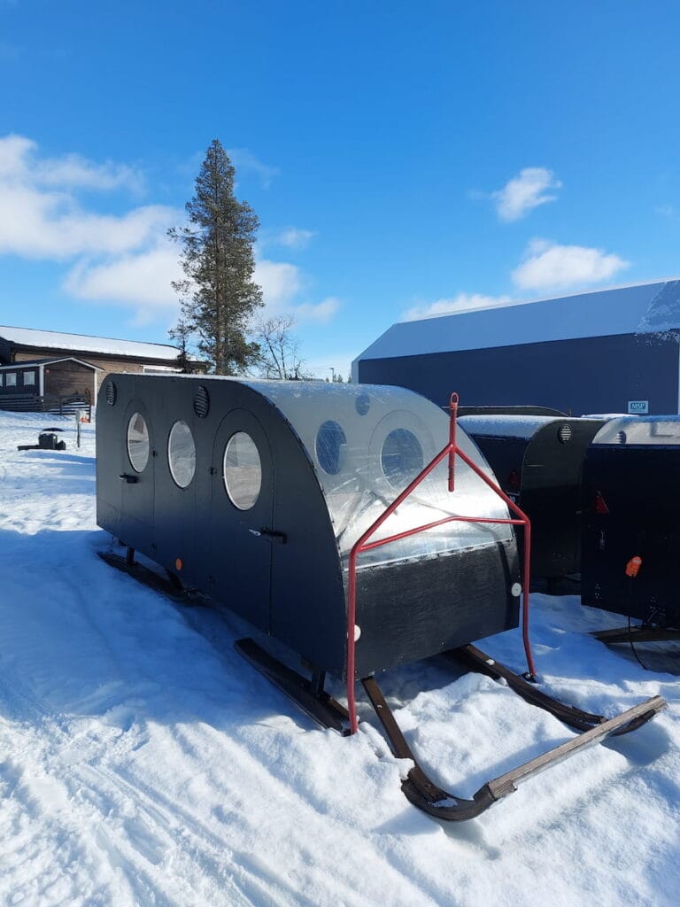 Covered sledge for aurora chasing