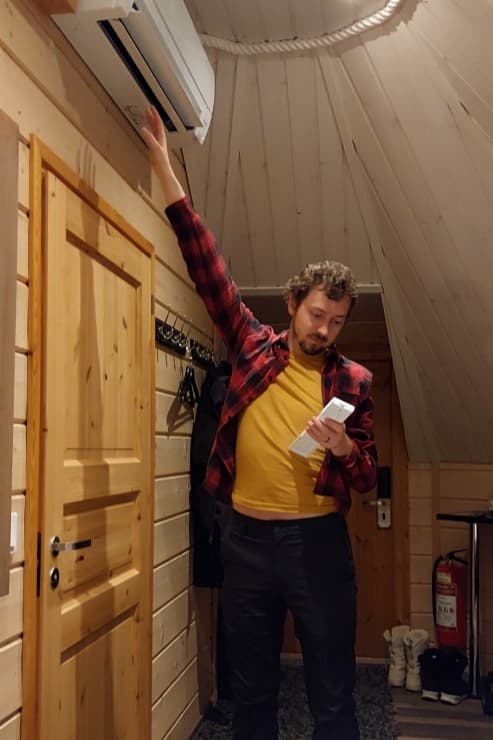 Daniel trying to get air con to work