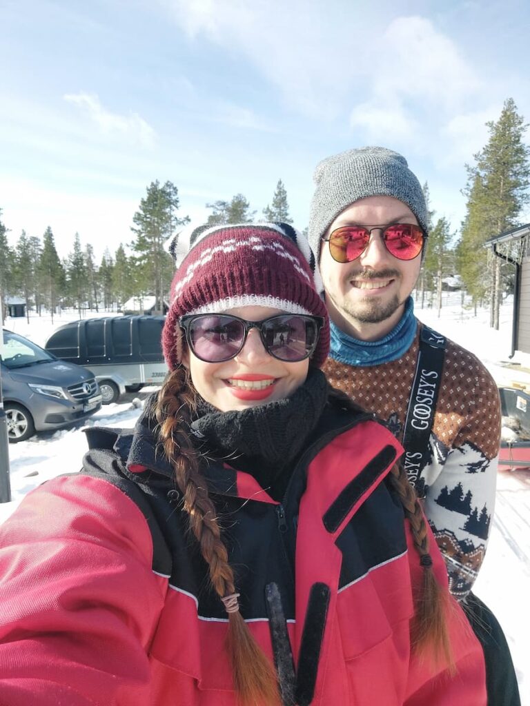 Mirka and Daniel wearing a neck warmer and a Buff