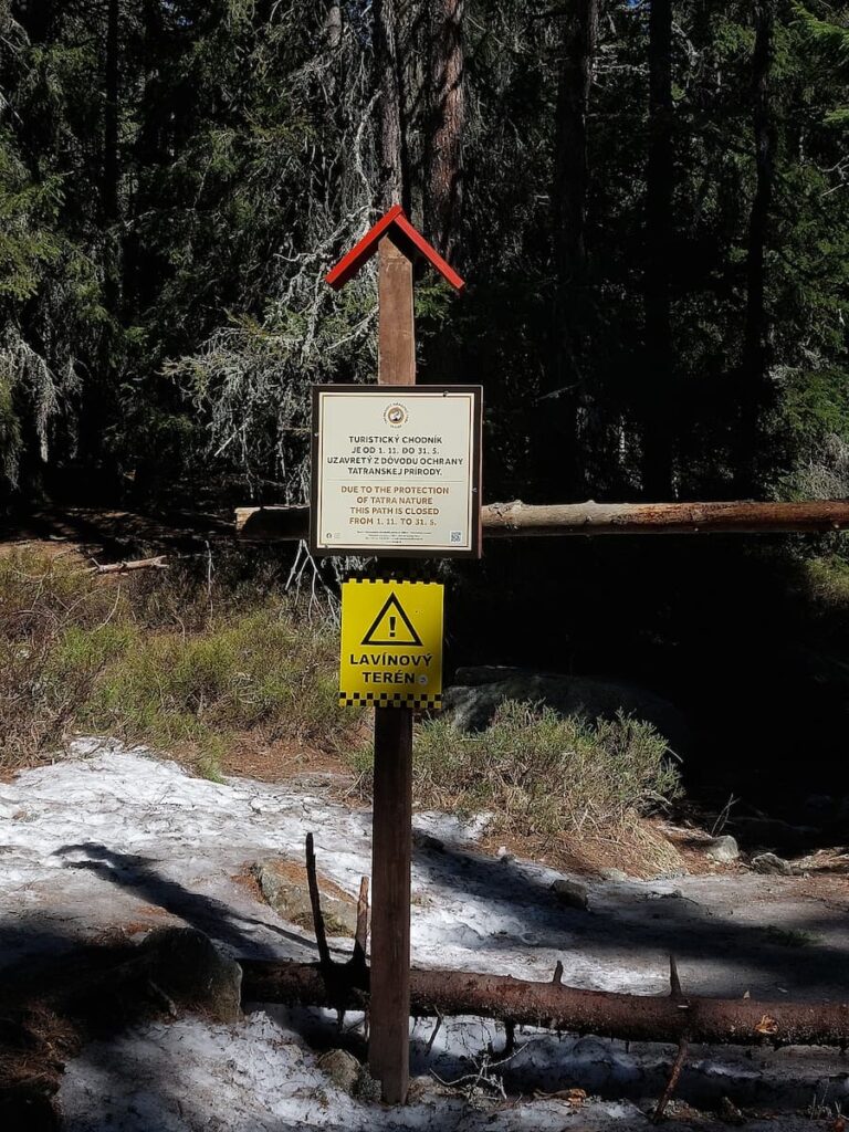 Winter trail closure and avalanche sign 