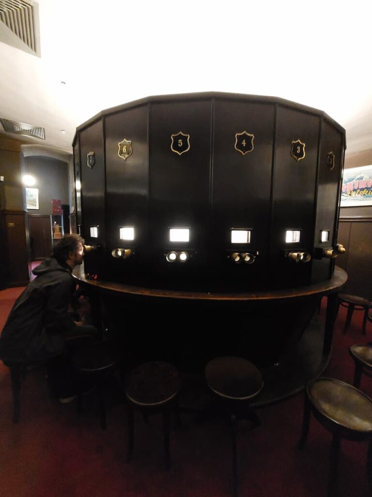 Daniel looking into the fotoplastikon in Warsaw