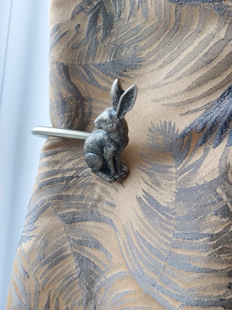 Bunny-shaped curtain holder